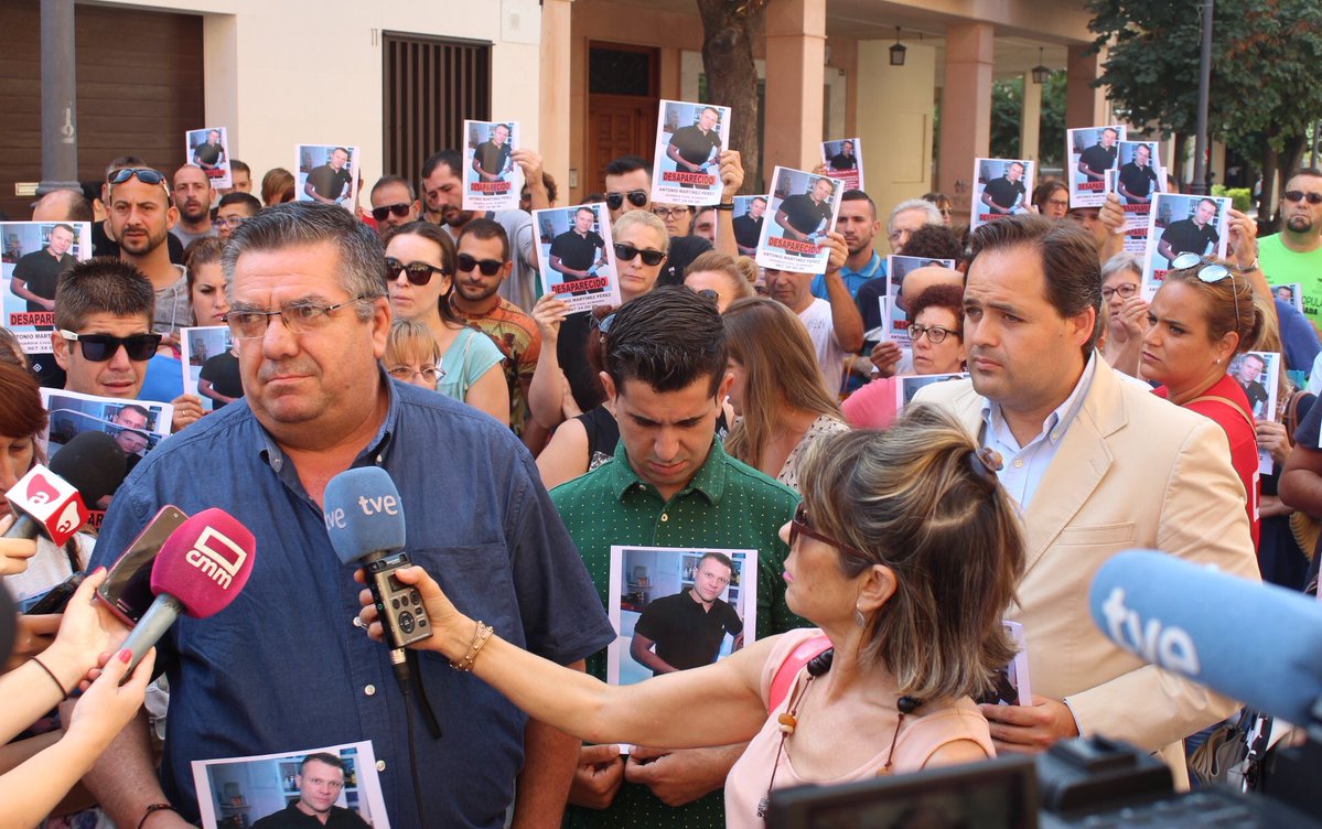 Cientos de personas se concentran en Almansa por la desaparición de uno de sus vecinos