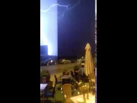 Vídeo de la caída del rayo de la tormenta del domingo
