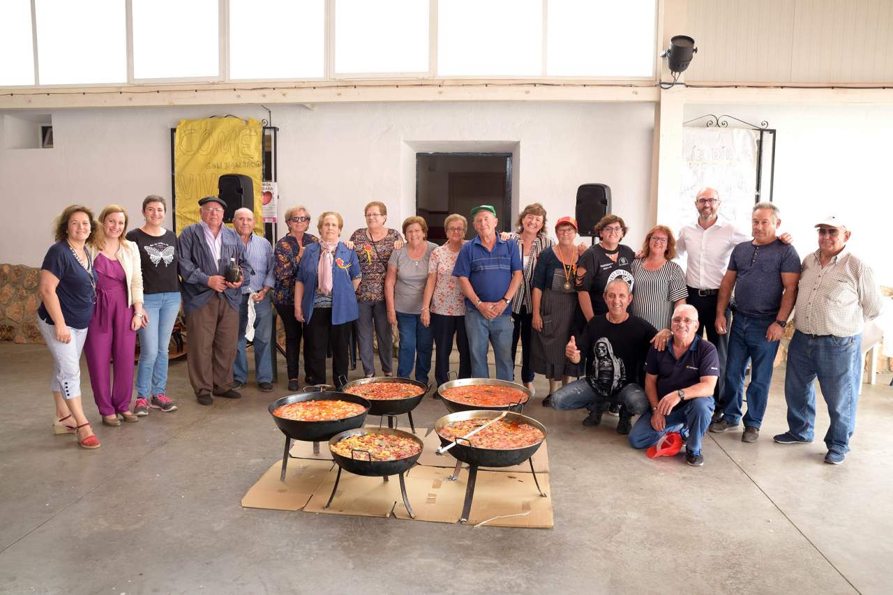 Los mayores de Argamasilla de Alba celebran el Día de la Hispanidad cocinando caldillos de bacalao