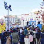 Unos 300 alumnos de Tomelloso iluminan la Plaza de España en favor de los más necesitados