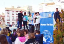 Unos 300 alumnos de Tomelloso iluminan la Plaza de España en favor de los más necesitados