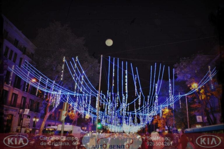 De paseo por la Gran Via madrileña viendo las luces de Navidad