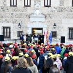 400 escolares participan en un ‘flashmob’ en el patio de las Cortes de Castilla-La Mancha