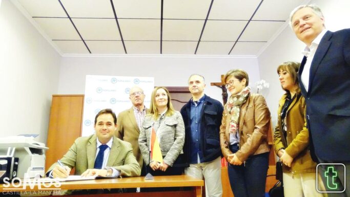 Paco Nuñez inaugura la nueva sede del PP de Argamasilla de Alba