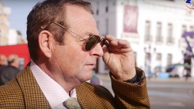 El comprador de la fuente de la plaza