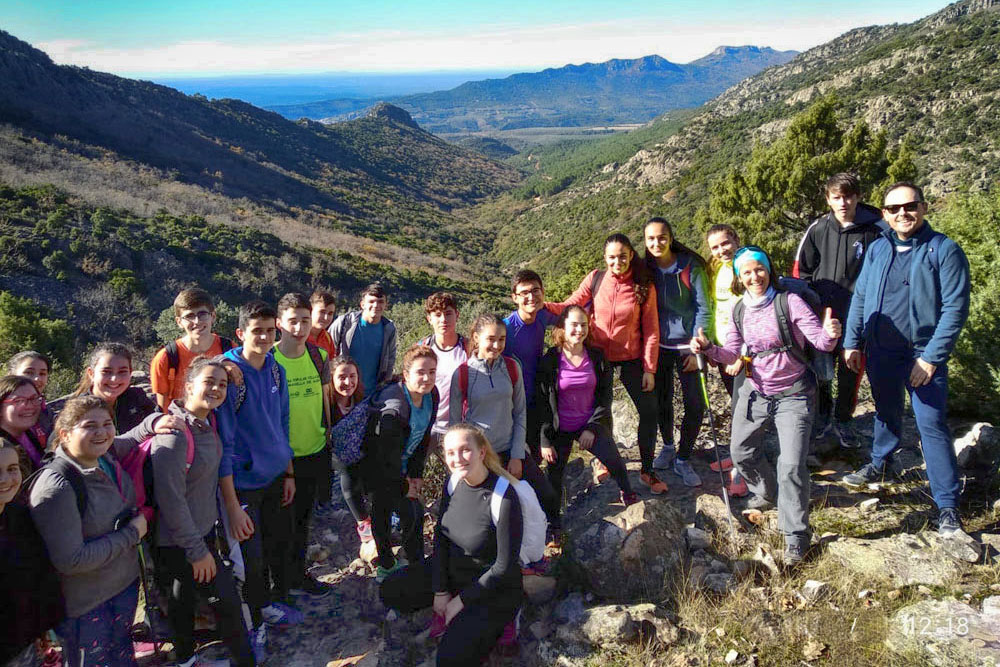 Más de un centenar de estudiantes del IES Vicente Cano participaron en la actividad “Échate al monte”