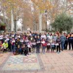 Vecinos de Argamasilla de Alba realizan una carrera simbólica para los niños a los que la guerra ha dejado sin escuelas