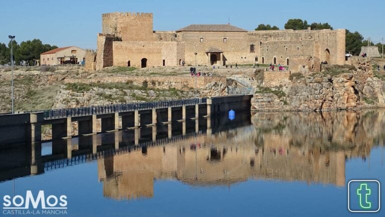 Cientos de personas acuden al pantano de Peñarroya que está a escasos centímetros de comenzar a rebosar