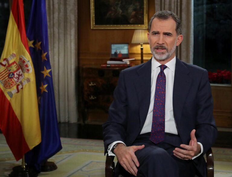 El Rey llama a asegurar la convivencia, que “siempre es frágil” y que “exige respeto” a la Constitución