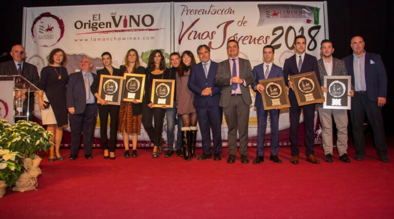 Glamour y solidaridad en los Premios Jóvenes DO La Mancha
