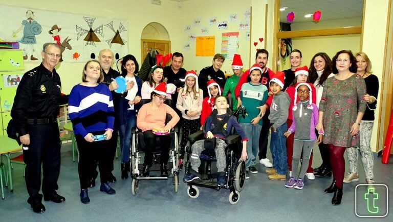 Tarde de merienda y villancicos de la Policía Nacional con Nadie es tan Feliz