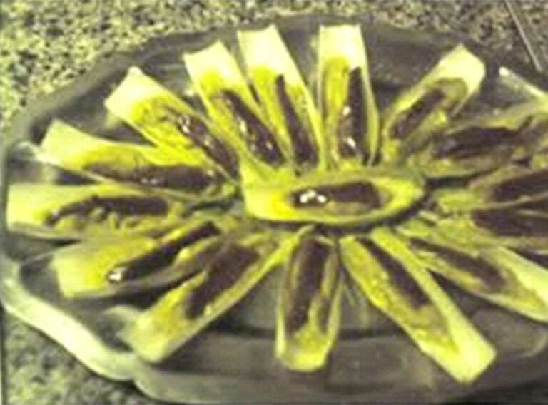 Hojas de endivia rellenas de guacamole, aceitunas y anchoas