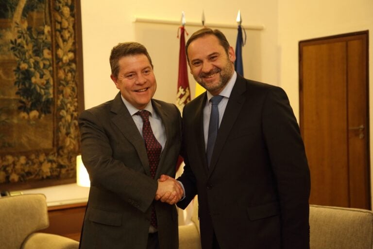 Page «se vuelve a olvidar» del ‘tren por Tomelloso’ en su reunión con Ábalos