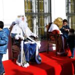Los Reyes Magos recogen en la Plaza de España las cartas de los más rezagados