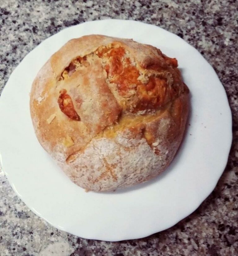 Pan casero de cerveza tostada, relleno de queso manchego y nueces
