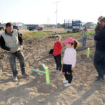 Los niños y niñas de la Pequeteca y de la Ludoteca plantan cerca de un centenar de encinas