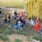 Los niños y niñas de la Pequeteca y de la Ludoteca plantan cerca de un centenar de encinas