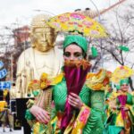 Las peñas locales nos llevan a un viaje por el mundo y en el tiempo en su desfile de carnaval