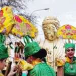 Las peñas locales nos llevan a un viaje por el mundo y en el tiempo en su desfile de carnaval