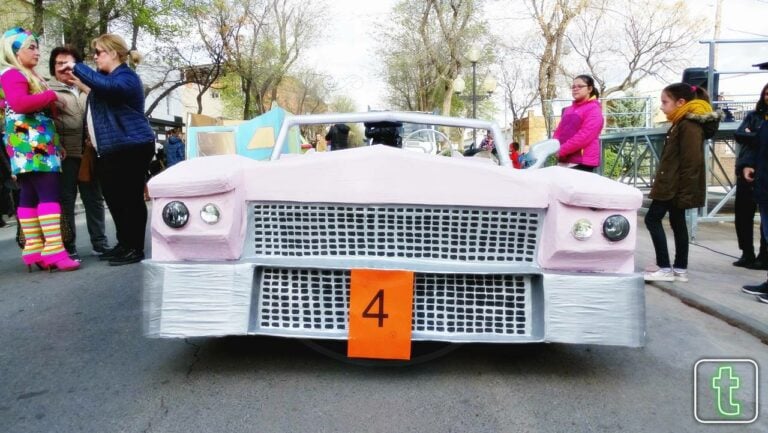 El Cadillac Rosa se hace con el Primer Premio del Rallye «Autos Locos» de Tomelloso