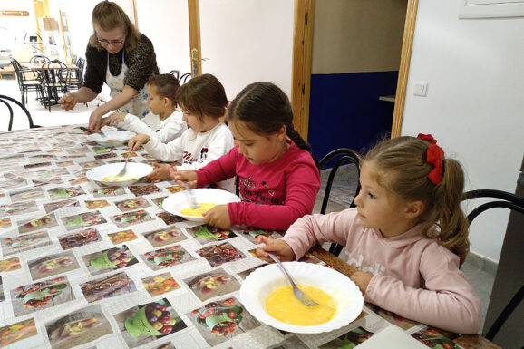 Los centros Infanto-Juvenil y de Día de Mayores comparten una jornada gastronómica tradicional