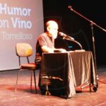 Los cómicos JJ Vaquero y Emilio Gavira llenan el teatro de Tomelloso con humor y con vino