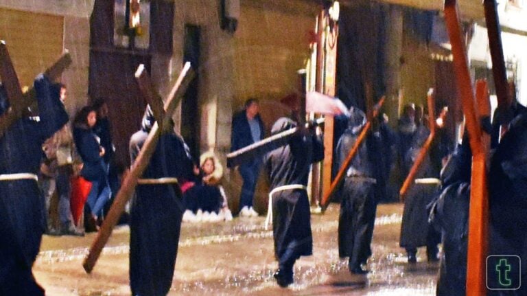 En un estremecedor silencio vivimos (desde casa) la procesión más representativa de la Semana Santa de Tomelloso