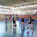 Unas 30 chicas cierran el primer año de voleibol la Escuela Deportiva Municipal de Argamasilla de Alba