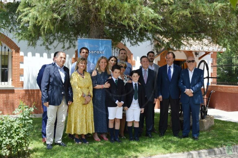 Bodegas Osborne y Emiliano García Page rinden homenaje a Pepe Raya en Tomelloso