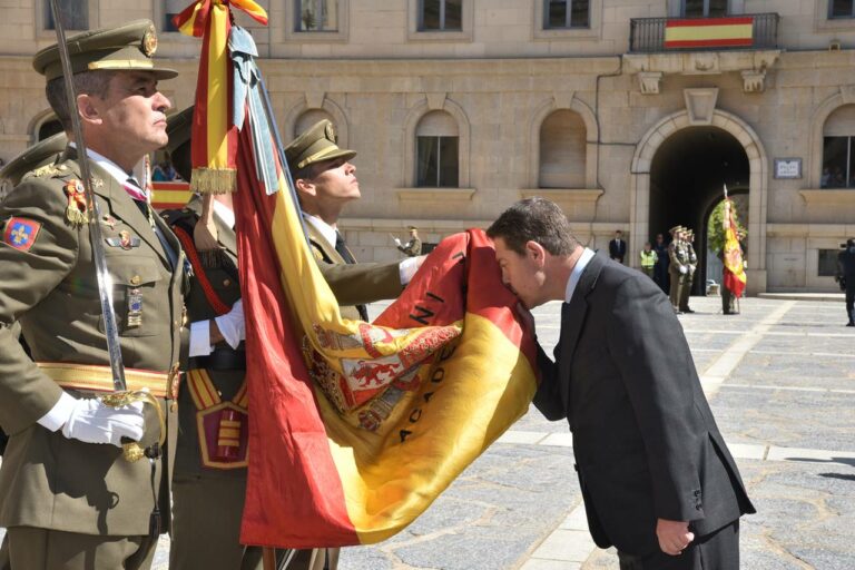 Un total de 800 personas participan en el acto civil de jura de bandera, entre ellos Page