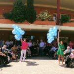 Un manifiesto y globos azules para celebrar la Toma de Conciencia del Abuso y Maltrato en la Vejez en Tomelloso