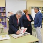El consejero de Educación visita Tomelloso para acudir a un Taller de Marcapáginas, que son "una invitación a leer"