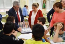 El consejero de Educación visita Tomelloso para acudir a un Taller de Marcapáginas, que son «una invitación a leer» Centenario Francisco García Pavón