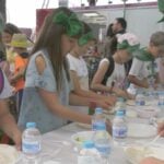 Fercam promueve el consumo de productos naturales entre los menores de la Universidad Popular de Manzanares