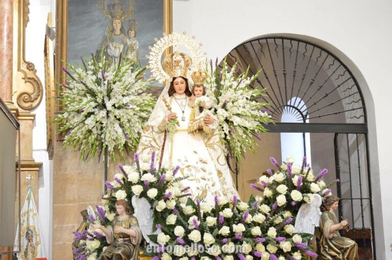 La parroquia de La Asunción se vuelve a quedar pequeña en la Función en honor a la Virgen de las Viñas