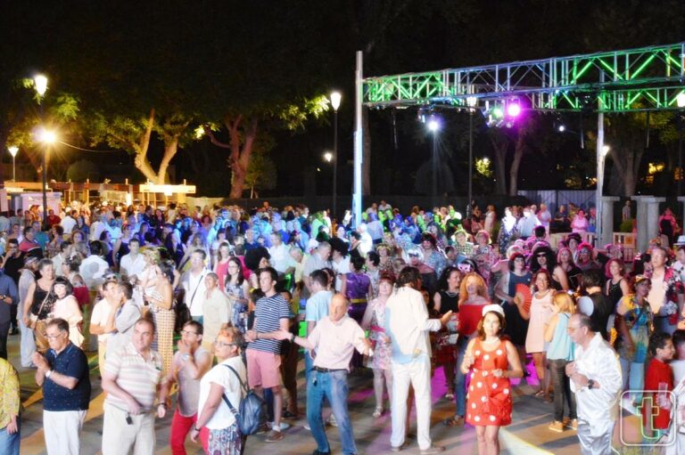 Música de los 60 y 70 y pantallas del siglo XXI en el Guateque de los Canuthi en Tomelloso