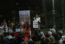 «Pavón se sale al fresco» junto un buen número de tomelloseros en los Jardines de la Glorieta Centenario Francisco García Pavón