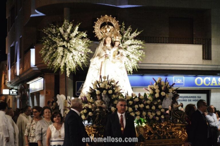 Los tomelloseros acompañan a su patrona por las calles de Tomelloso para celebrar su Día