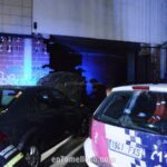 Un vehículo se empotra contra un local comercial vacío junto a la estación de autobuses de Tomelloso