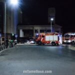 Un vehículo se empotra contra un local comercial vacío junto a la estación de autobuses de Tomelloso