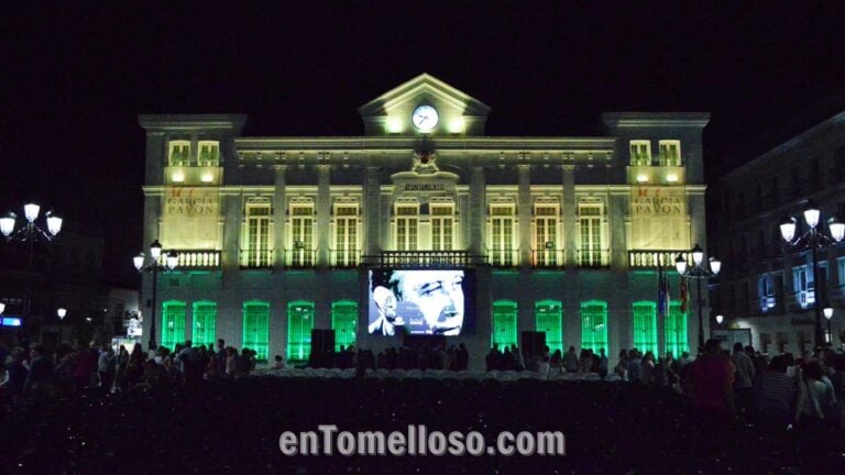 El Ayuntamiento de Tomelloso estrena nueva iluminación LED y el documental de García Pavón