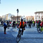 Más de 100 ciclistas pedalean en la ruta cicloturista BTT benéfica de la AECC