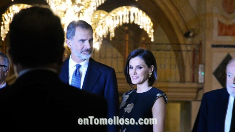 Los reyes, Felipe VI y Letizia, se presentan por sorpresa en el Palace