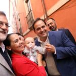 Rajoy se da un baño de multitudes en Toledo estrechando manos, dando besos y haciéndose fotos