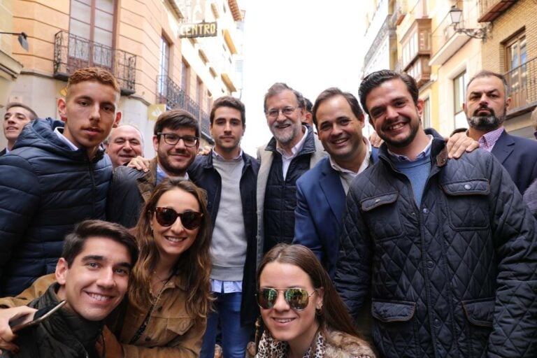 Rajoy se da un baño de multitudes en Toledo estrechando manos, dando besos y haciéndose fotos