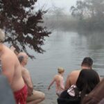 Los vecinos de El Robledo vuelven a darse un baño helado en el río Bullaque