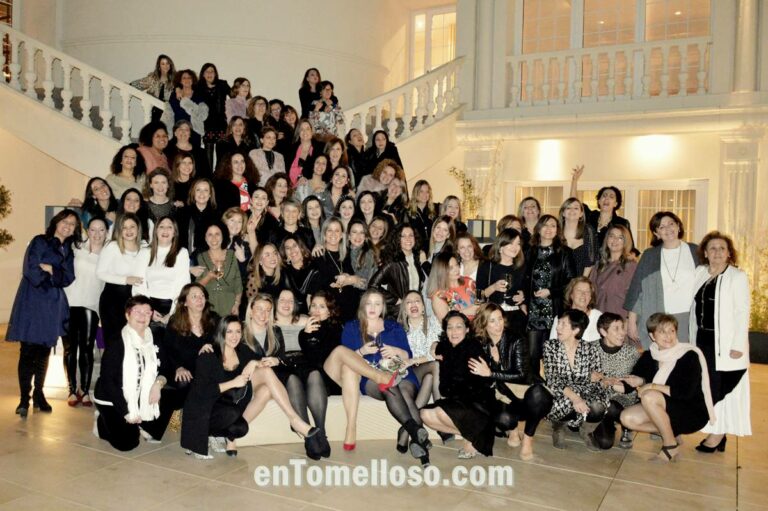 Más de 80 dependientas del comercio de Tomelloso celebran su «cena de empresa» juntas
