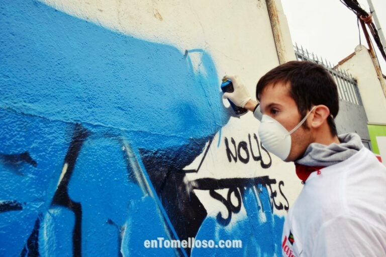 Personas con y sin discapacidad se unen para crear el nuevo mural inclusivo de AFAS Tomelloso