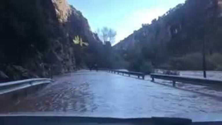 Cortada al tráfico la CM-3203 en Ayna por el desbordamiento del río Mundo