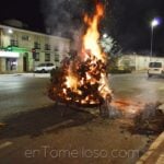 Pocos valientes se atreven a echar la hoguera en San Antón en Tomelloso